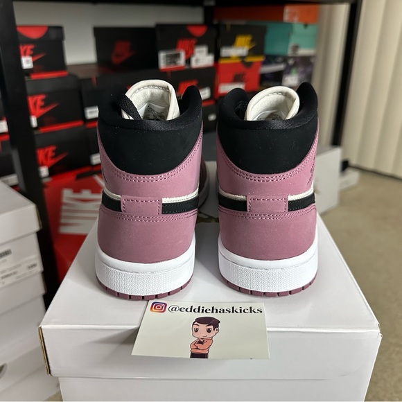 Nike Air Jordan 1 Mid Mulberry SE Size 6W DS